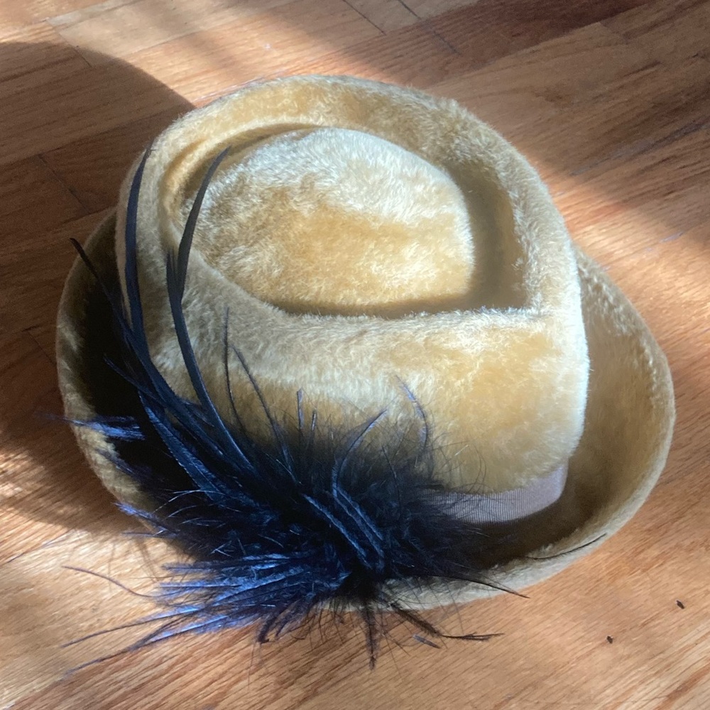 Vintage 1950 1960 Martha’s Mustard Gold Wool Fedora w/ Black Feather Trim Medium